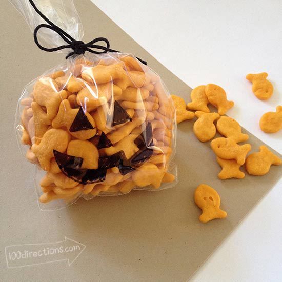 clear ziploc bag decorated as a pumpkin with goldfish within it to look like a pumpkin- halloween snack